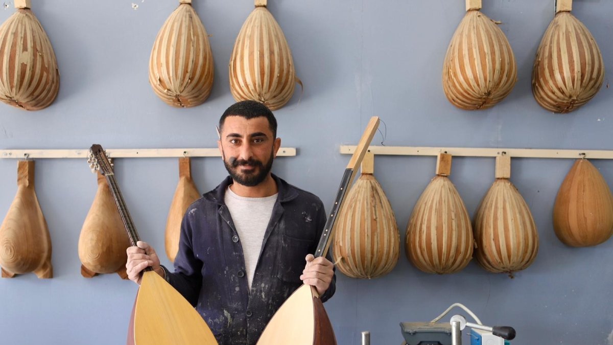 Ağrı’da saz ustası Emrah Levent, yaptığı bağlamaları Türkiye’nin dört bir yanına gönderiyor