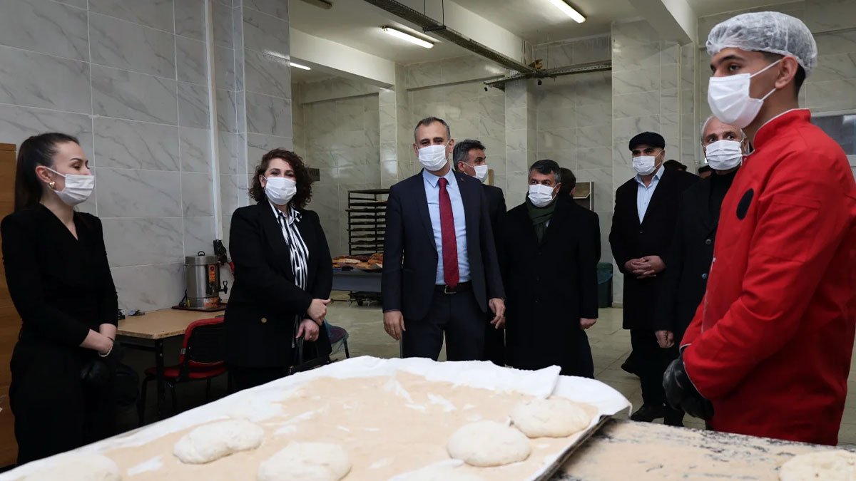 Ağrı’da sıfır atıkla kurulan uygulama restoranı, günlük 10 bin ekmek üretiyor