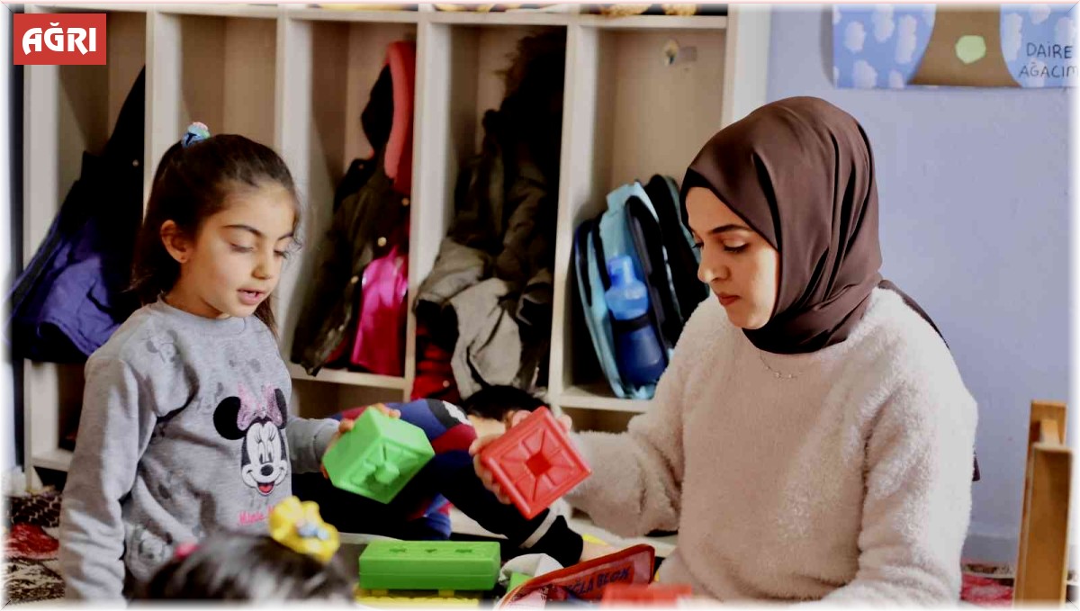 Ağrı’da soba yakıp öğrencilerini karşılayan Tuğba öğretmen çocuklara umut oluyor