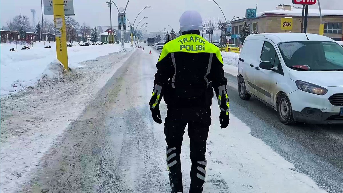 Ağrı’da sürücülerin çoğu bu detayı fark etmiyor: Gizli buzlanma en çok burada oluşuyor