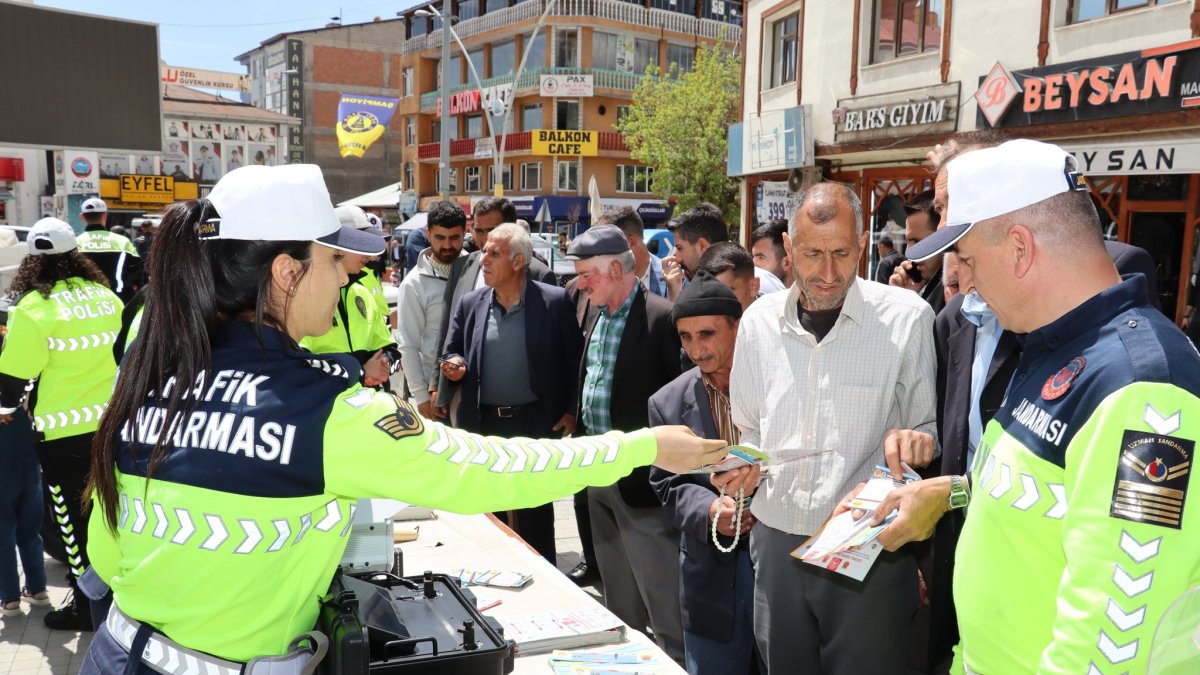 Ağrı’da Trafik Haftası Kapsamında Bilgilendirme Etkinlikleri Düzenlendi