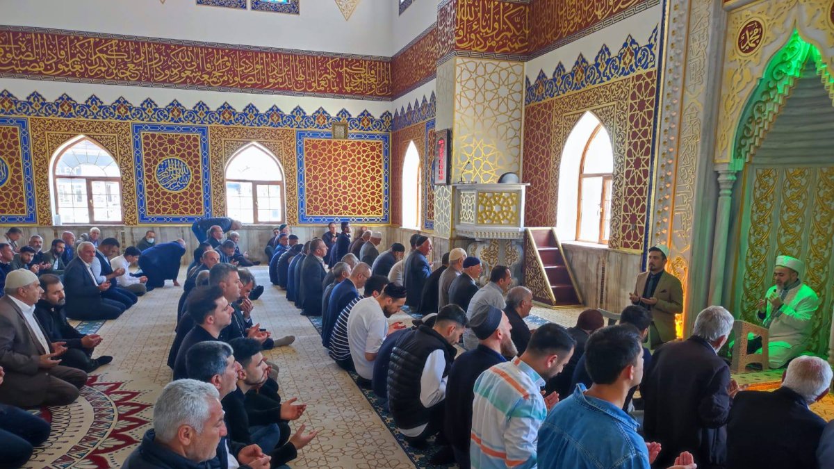 Ağrı’da Vakıflar Haftası’na Özel Hacı Halis Ünsal Camii'nde Mevlid Programı Düzenlendi