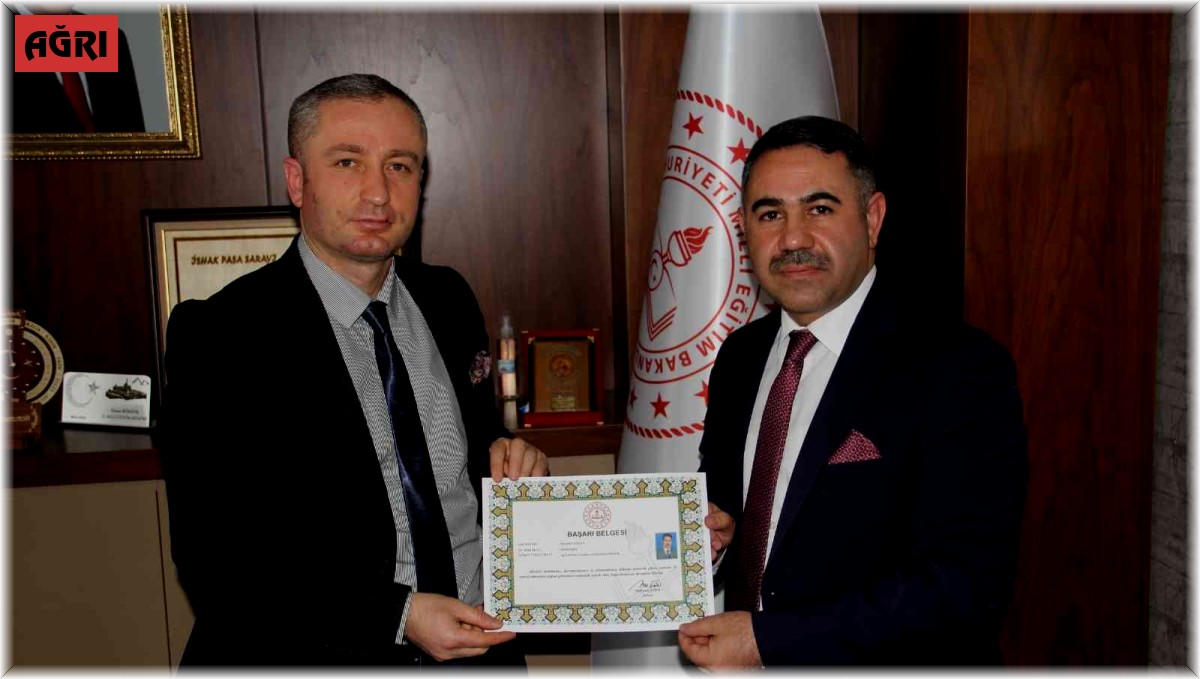 Ağrı’da “Yılın Öğretmeni” seçilen Mustafa Taştan’a başarı belgesi verildi