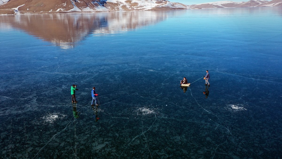 Ağrı’daki Balık Gölü buzla kaplandı: 2 bin 241 rakımdaki göl ziyaretçilerin ilgi odağı oldu