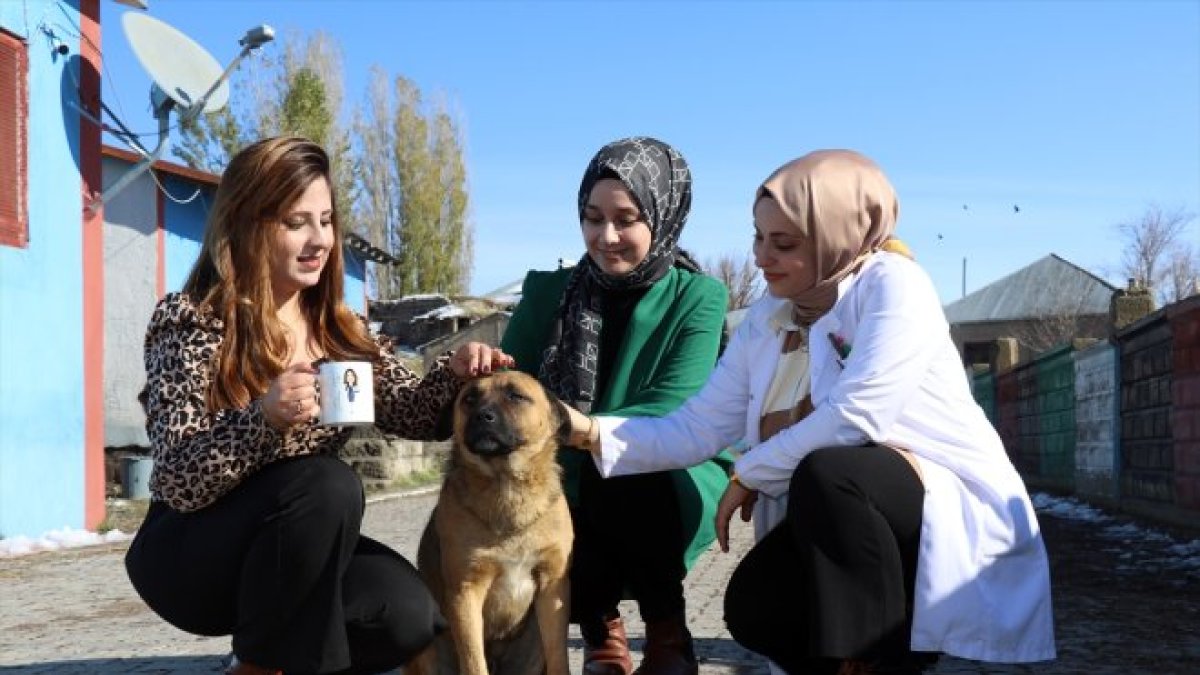 Ağrı’daki köy okulunda görev yapan 3 kadın öğretmen, soba yakıp öğrencilerini sevgiyle karşılıyor