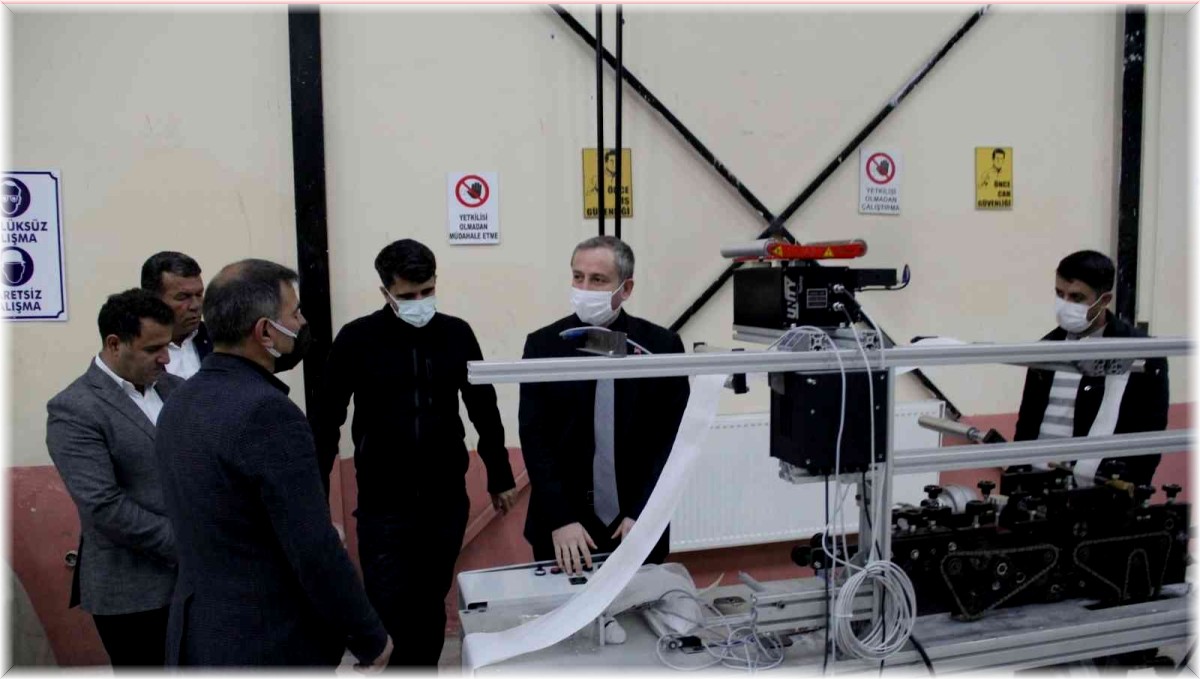 Ağrı’daki meslek lisesinde korkuluk, kütüphane rafı ve maske üretimi dikkat çekti