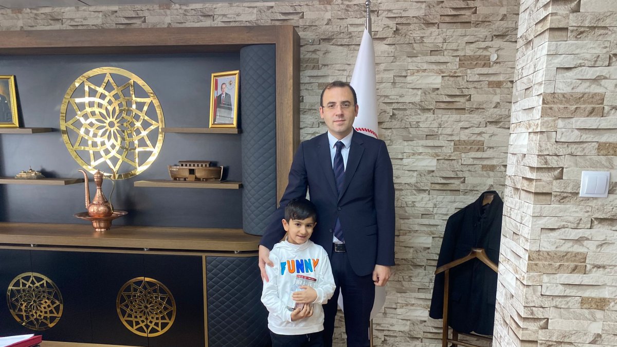 Ağrılı 7 yaşındaki Murat Ensar Erdem, kumbarasını depremzede çocuklar için bağışladı