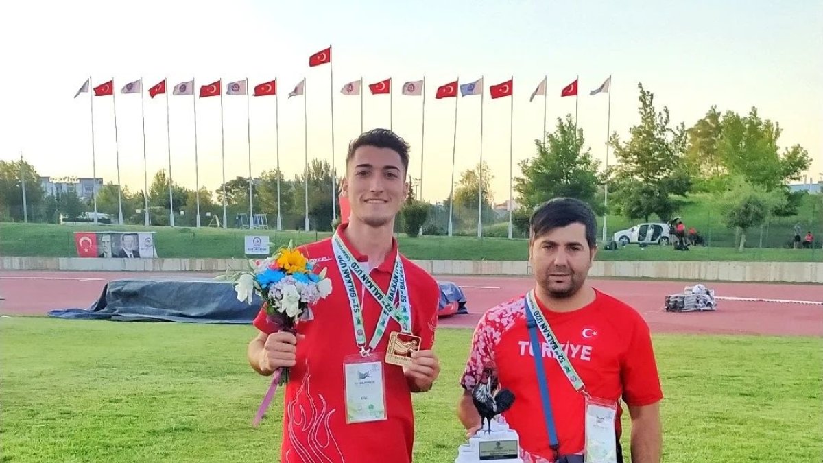 Ağrılı atlet Ali Demir, 3 bin metre engelde Balkan şampiyonu oldu