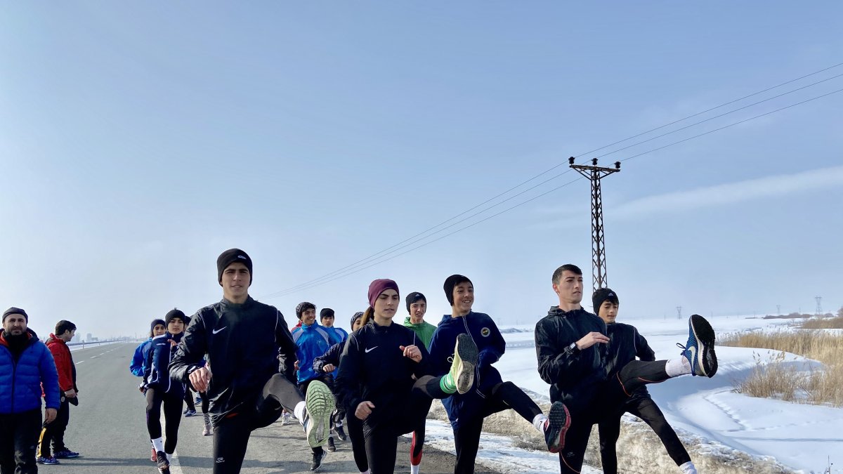 Ağrılı atletler asfaltta ter dökerek hedeflerine koşuyor