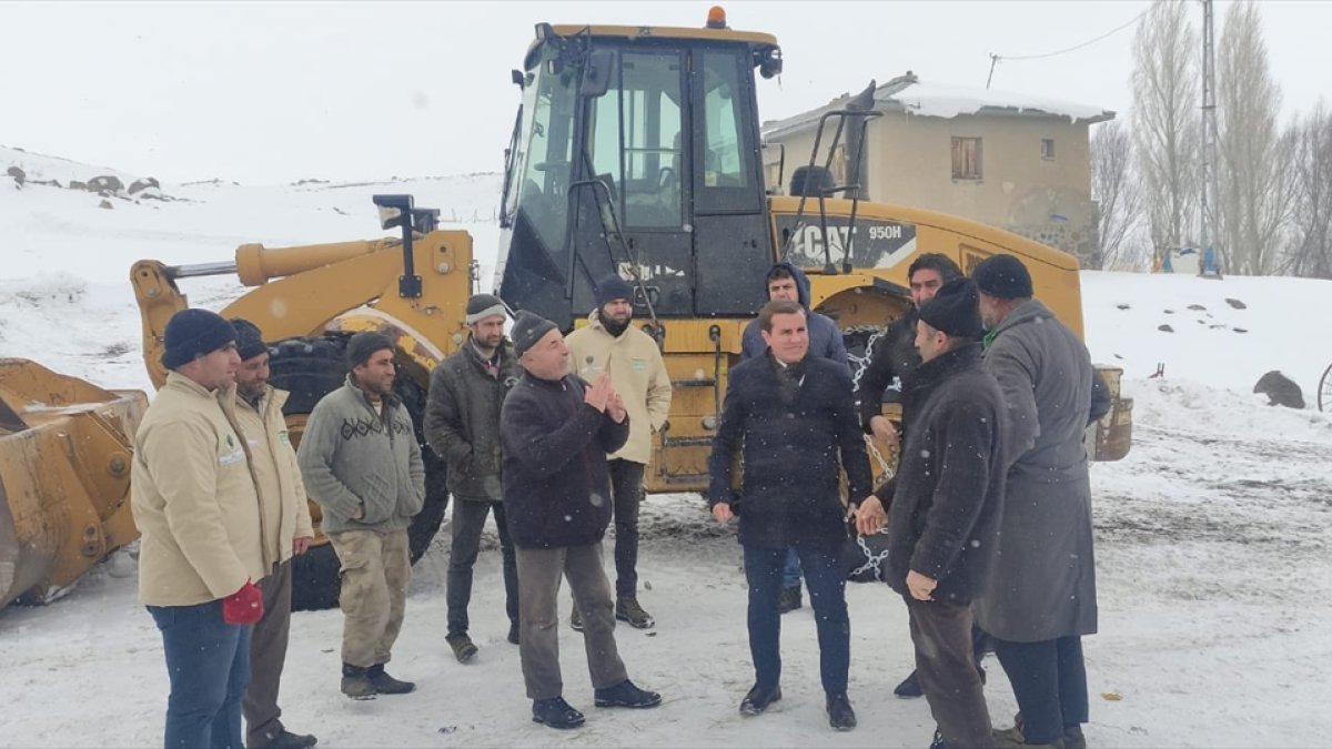 Ağrılı besici, deprem bölgesine hayvanlar için bir tır ot gönderdi