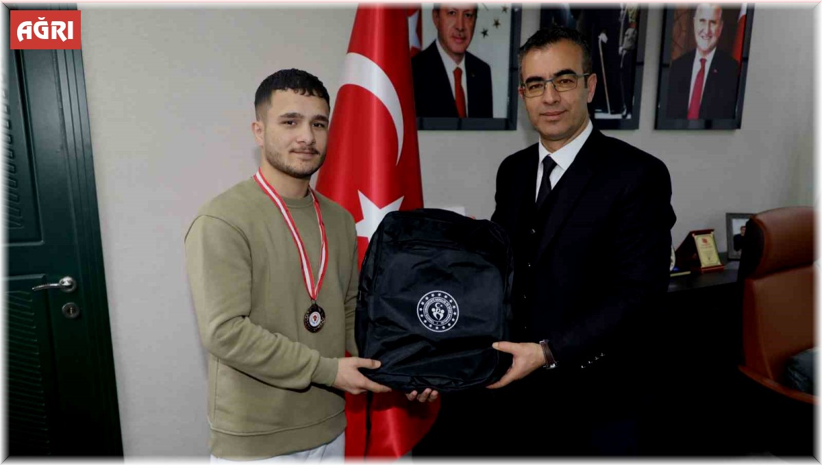 Ağrılı boksör Sezgin Acar, Türkiye Ferdi Boks Şampiyonası’nda üçüncü oldu