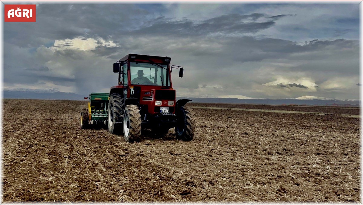 Ağrılı çiftçiler kuraklığın gölgesinde mesaiye başladı
