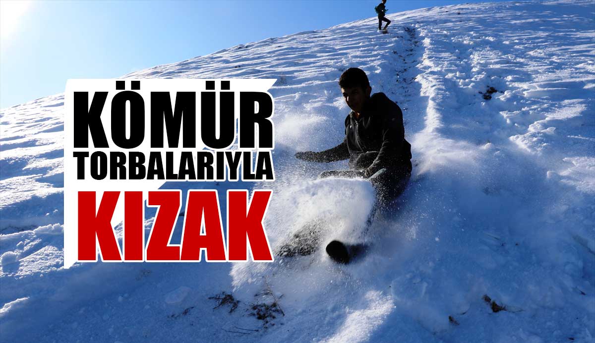 Ağrılı çocuklar kömür torbalarıyla kayarak eğleniyor