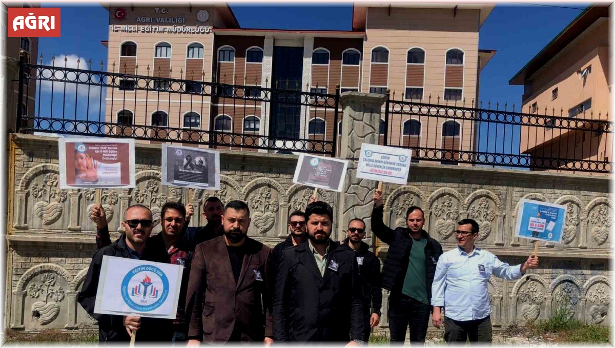Ağrılı eğitimciler hayatını kaybeden okul müdürü için bir araya geldi