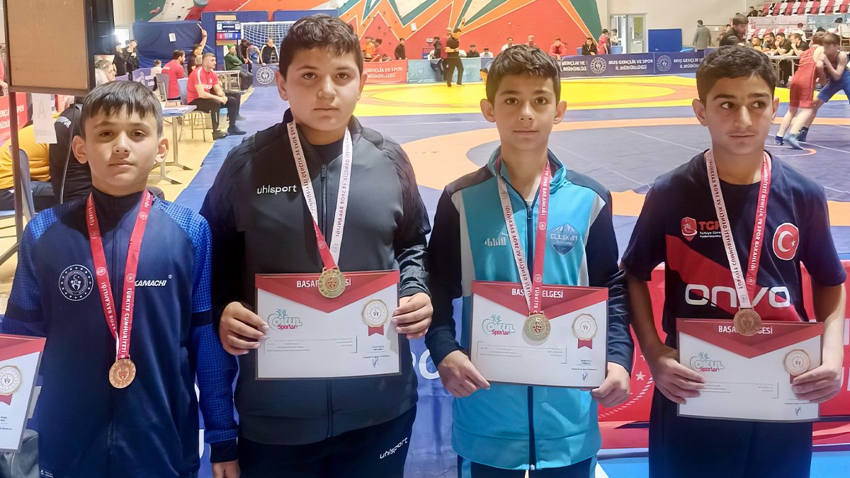 Ağrılı güreşçiler Muş’ta 2 altın, 2 bronz kazandı; Türkiye finallerine yükseldi