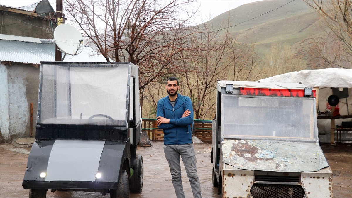 Ağrılı ilkokul mezunu genç hayalindeki araçları atık malzemelerle üretti