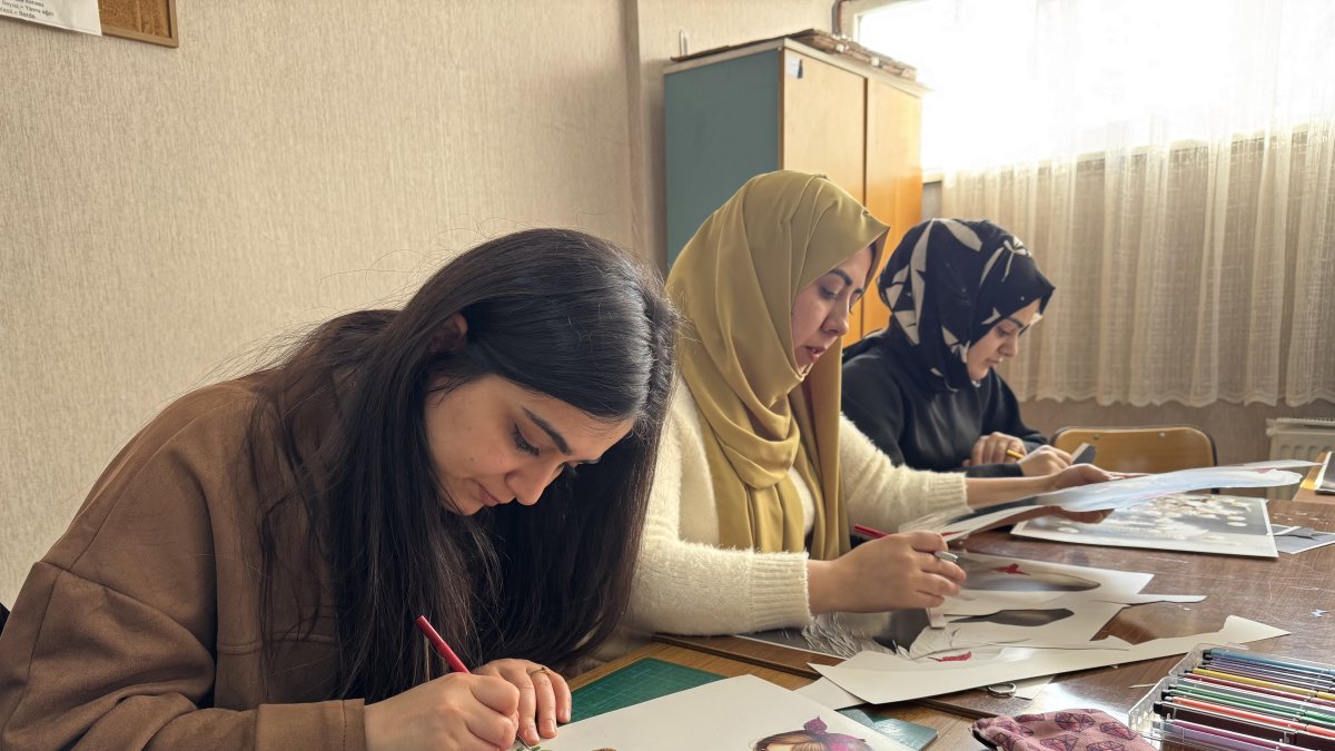 Ağrılı kadınlar kağıt rölyef sanatıyla hem sosyalleşiyor hem kazanıyor