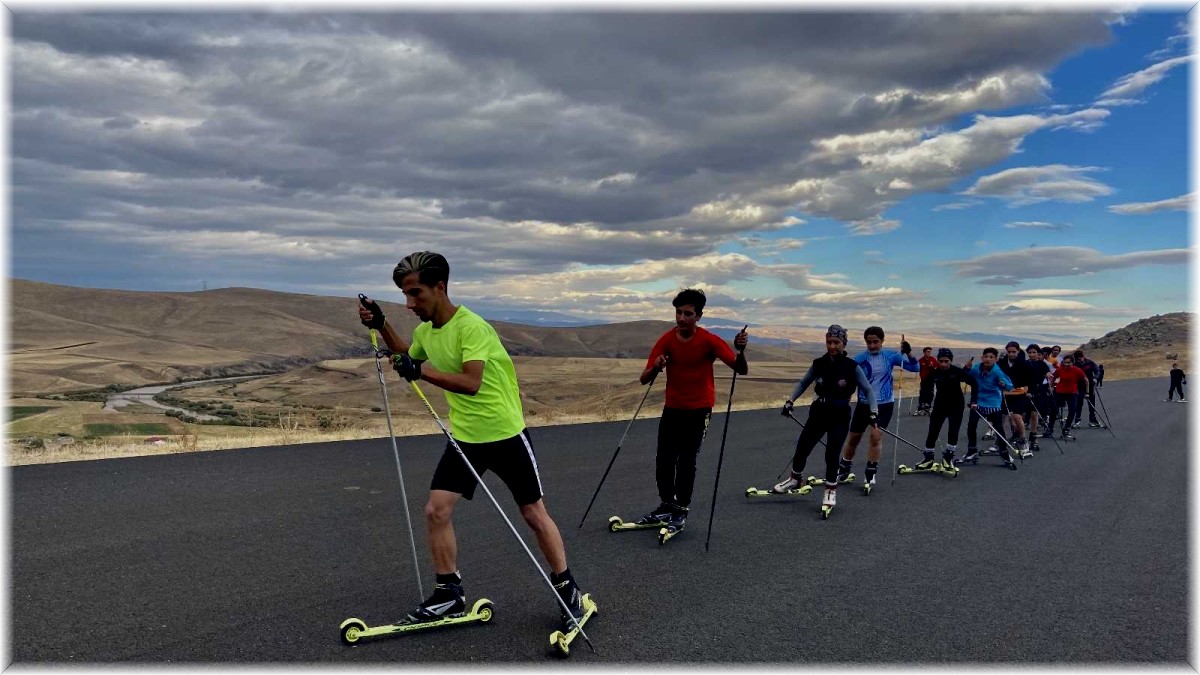 Ağrılı kayaklı koşu sporcuları kışın karda, sonbaharda asfaltta ter döküyor