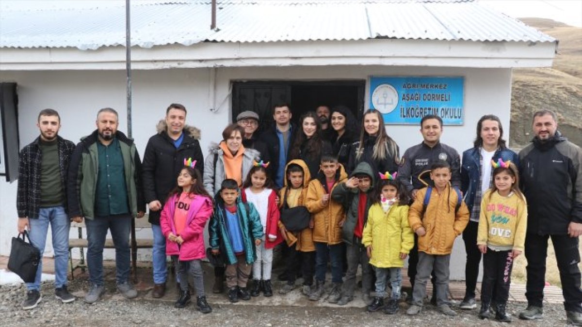 Ağrılı köy çocuklarının kırtasiye malzemeleri çevik kuvvet polisinden