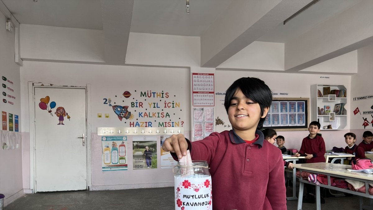 Ağrılı öğrenciler bir günlük okul harçlıklarını depremzedelere bağışladı