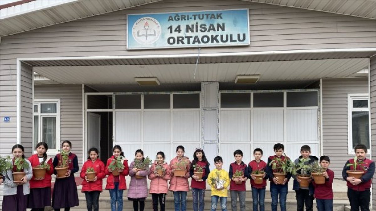 Ağrılı öğrenciler "emek" ile "başarı" ilişkisini çiçek yetiştirerek kavrıyor
