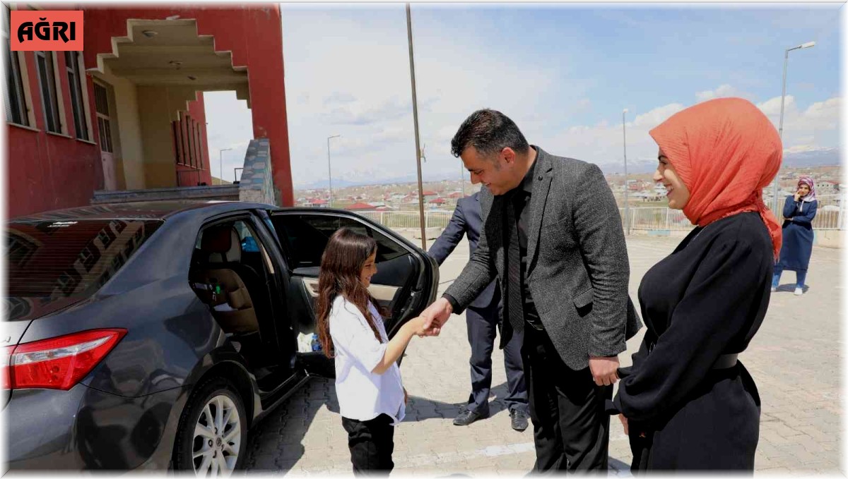 Ağrılı öğrenciler İl Milli Eğitim Müdürünün makam aracıyla okuluna gitti