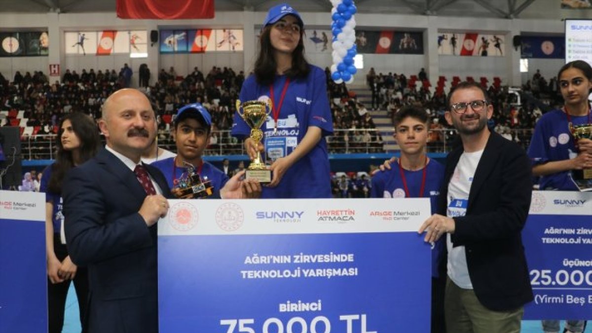 Ağrılı öğrenciler robotik kodlamadaki yeteneklerini sergiledi