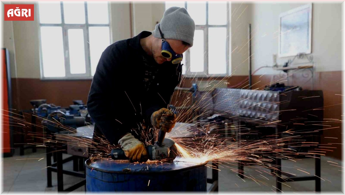 Ağrılı öğrenciler soba ve hijyen malzemesi üreterek afet bölgesine gönderiyor