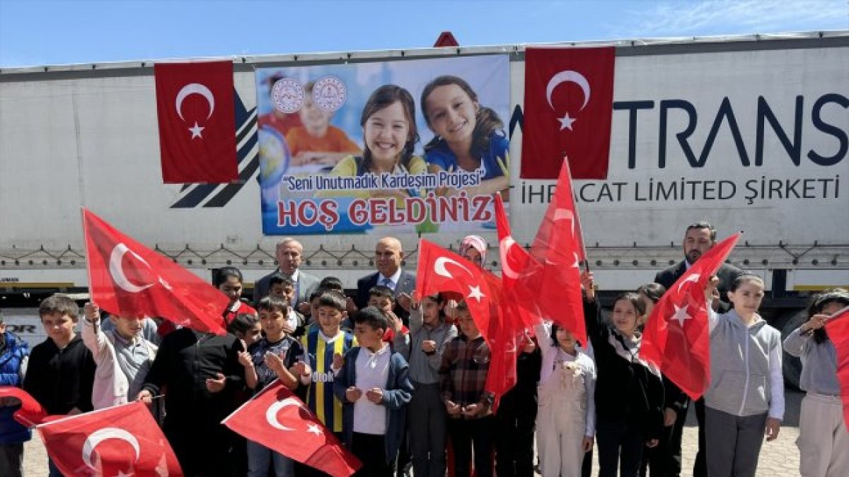 Ağrılı öğrencilerin depremzede arkadaşları için hazırladığı oyuncakları taşıyan 'iyilik tırı' yola çıktı