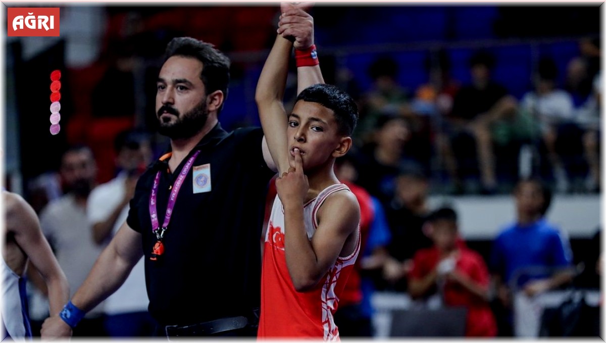 Ağrılı sporcu Berat Çelik, Türkiye şampiyonu oldu