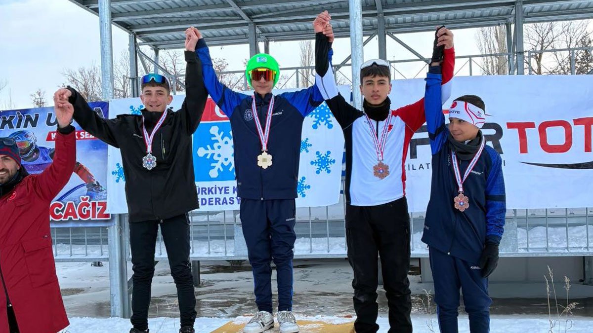 Ağrılı sporcular Erzurum’daki kayaklı koşu elemelerinden 8 madalyayla döndü