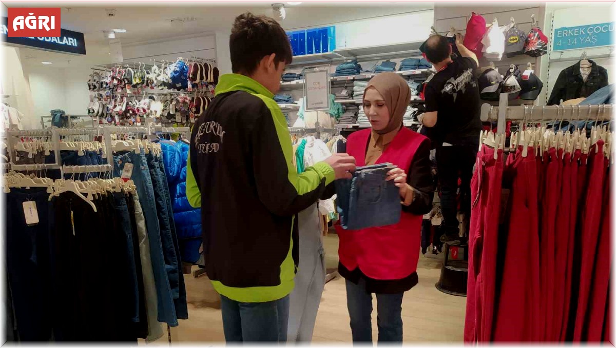 Ağrılı yetimler bayramlık sevinci yaşadı