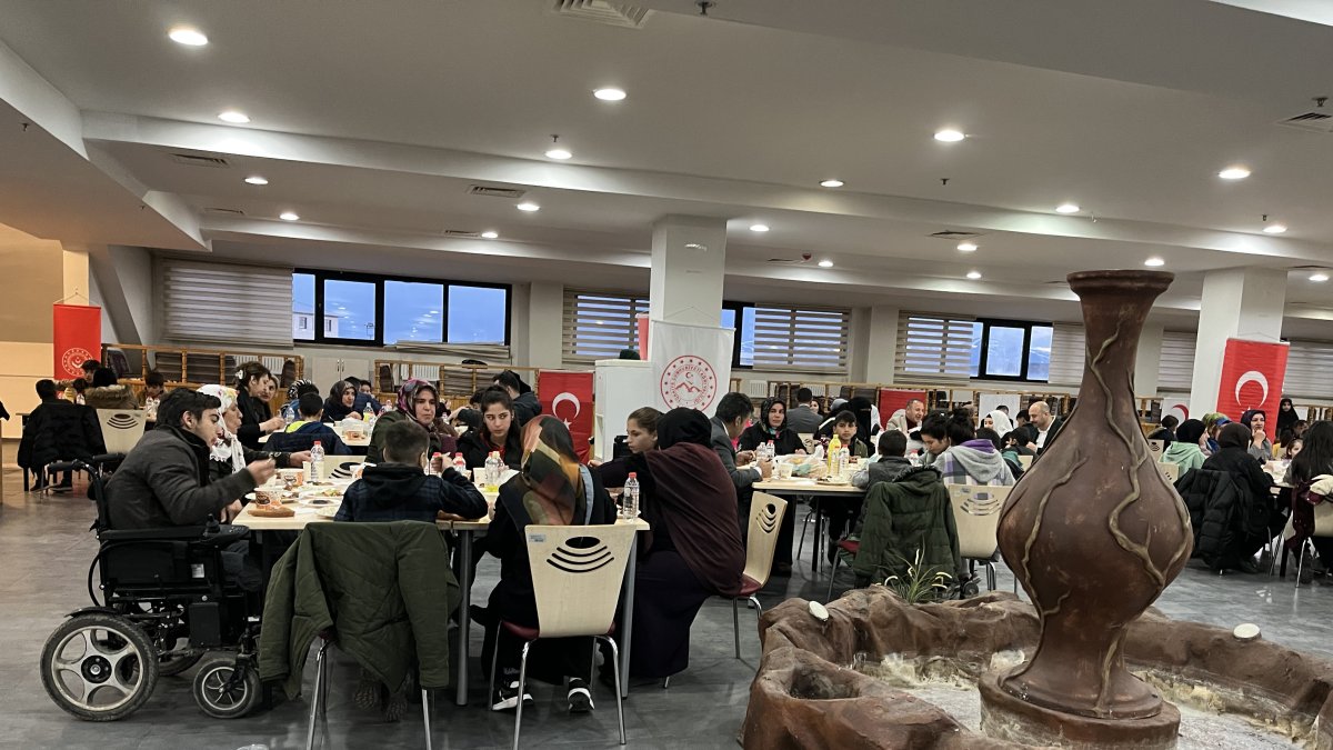 Ağrılı yetimler Kızılay'ın iftar sofrasında buluştu