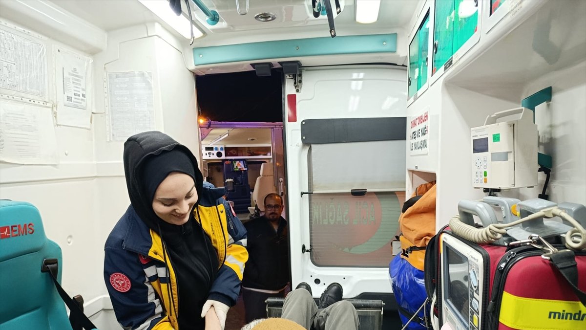 Ağrı’nın Diyadin ilçesinde kardan kapanan köydeki hasta ekiplerce kurtarıldı