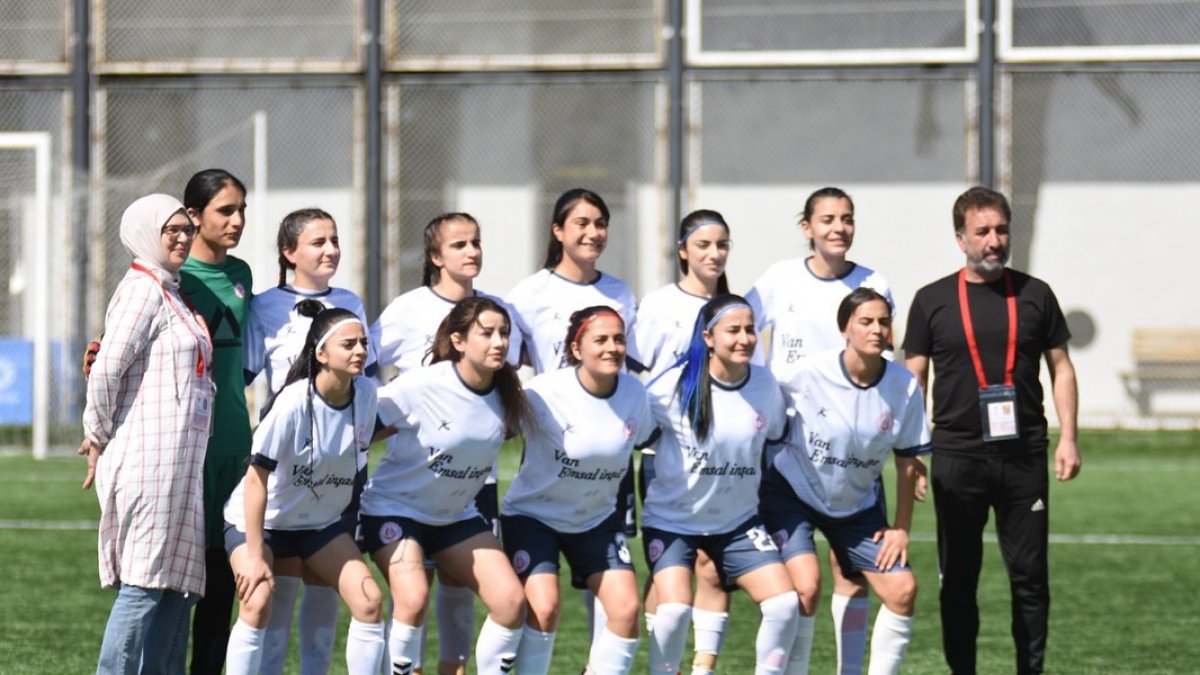 Ağrı’nın kadın futbol takımından başarı çağrısı: Destek olun, başa­r­a­lım