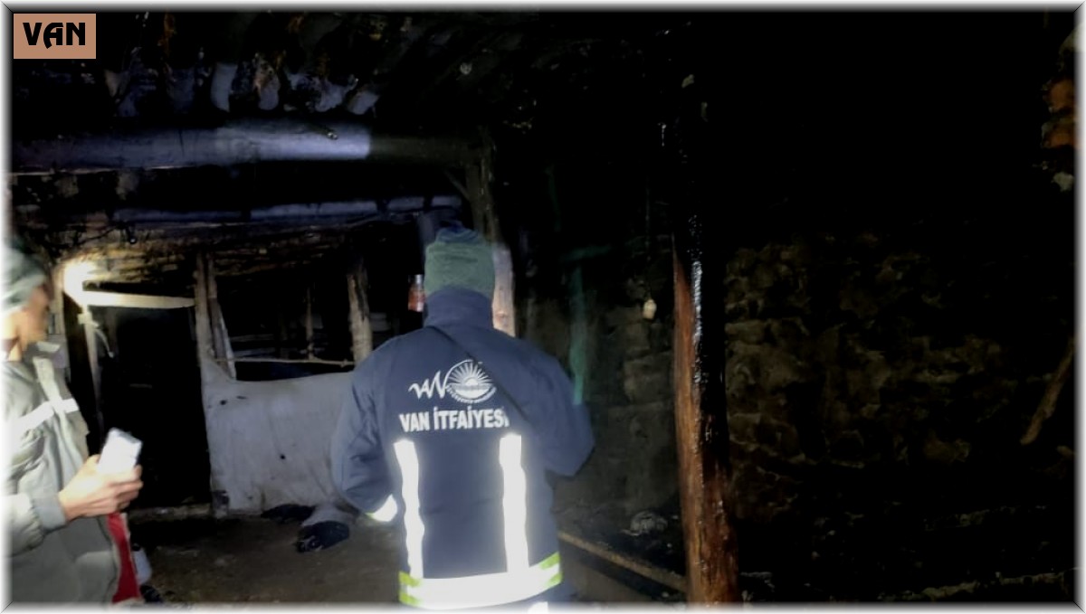 Ahırda çıkan yangında 32 hayvan telef oldu