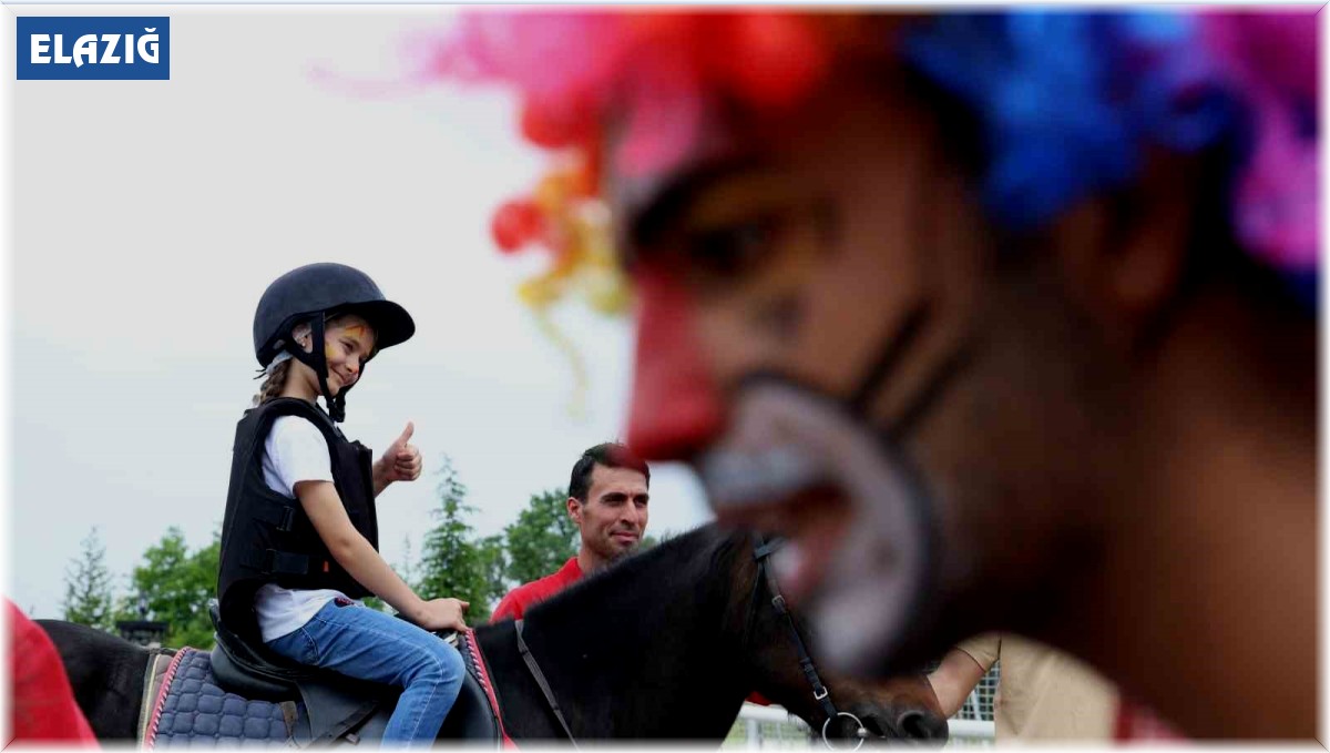 Ahıskalı çocuklar ilk kez at binmenin heyecanını yaşadı