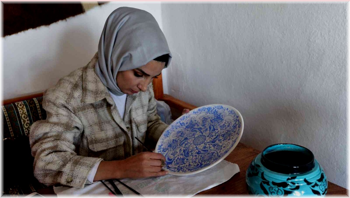 Ahlat çini ve seramikleri bayanların eliyle yeniden hayat buluyor