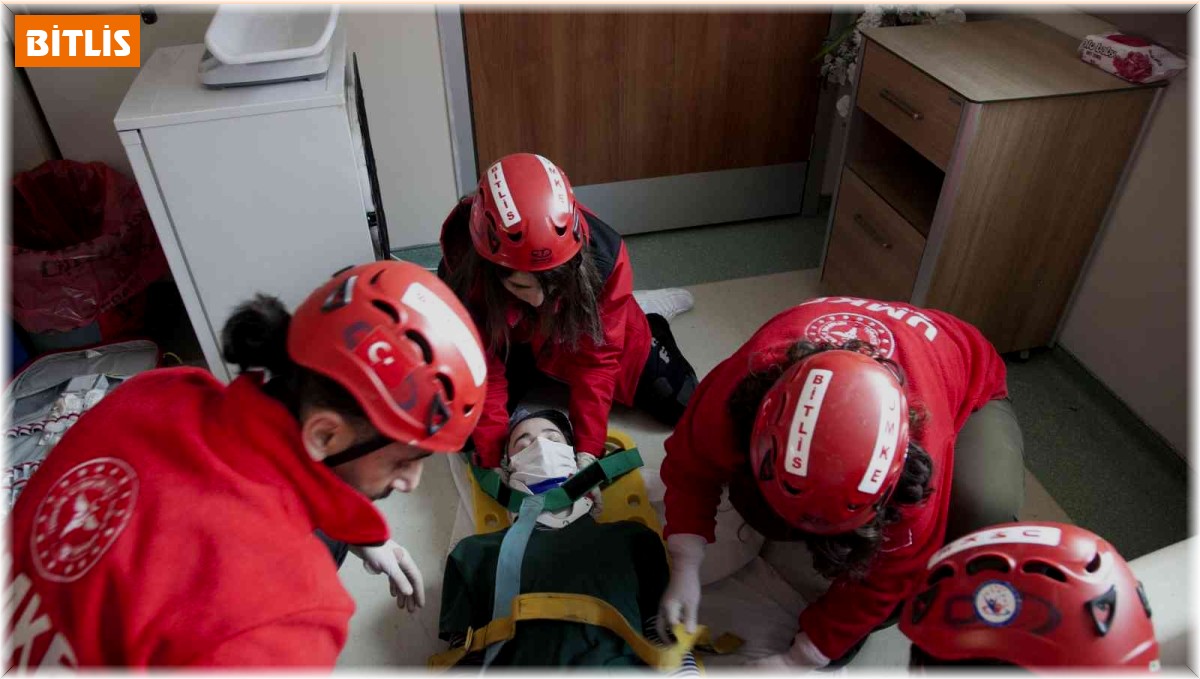 Ahlat Devlet Hastanesinde gerçeği aratmayan deprem tatbikat