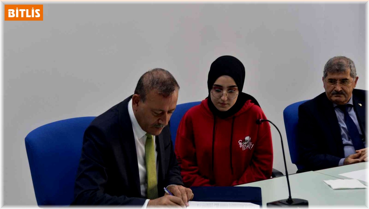 Ahlat Kanık Uygulamalı Bilimler Yüksekokulunda burs töreni