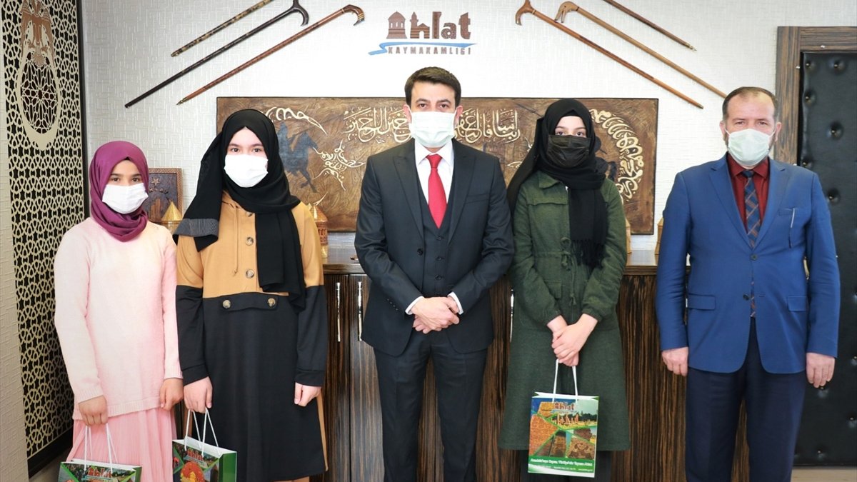 Ahlat Kaymakamı Dağ, hafızlık eğitimini tamamlayan öğrencileri ödüllendirdi