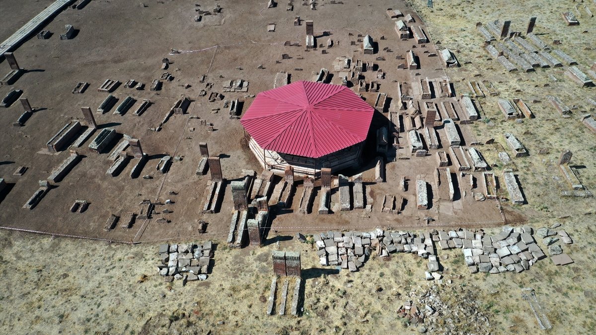 Ahlat Selçuklu Meydan Mezarlığı'nda 108 yeni mezar gün yüzüne çıkarıldı