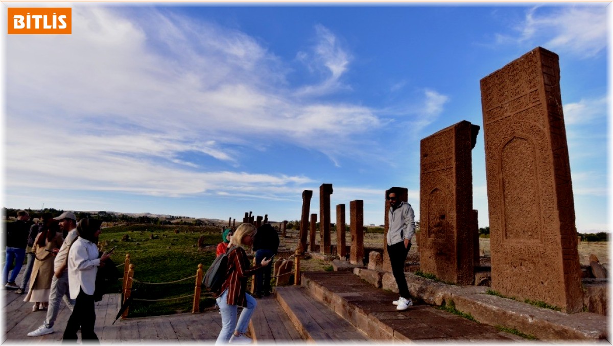 Ahlat Selçuklu Meydan Mezarlığı ziyaretçi akınına uğruyor