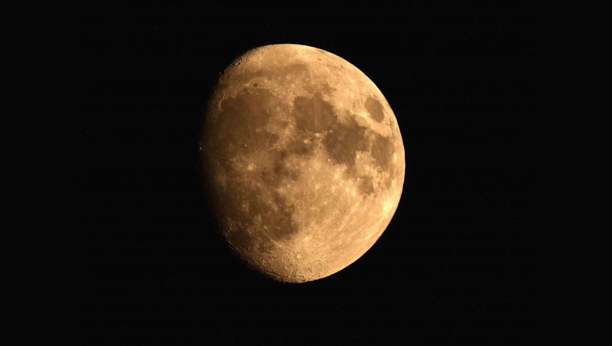 Ahlat semalarında kartpostallık "Şişkin Ay" manzarası