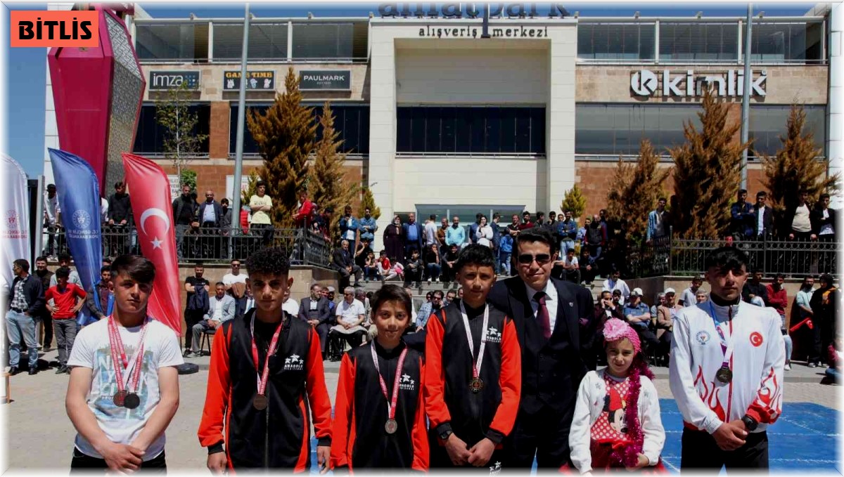 Ahlat'ta 19 Mayıs Atatürk'ü Anma, Gençlik ve Spor Bayramı coşkusu