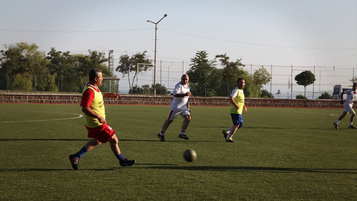 Ahlat'ta '2. Şöhretler Karması Futbol Turnuvası' düzenlendi