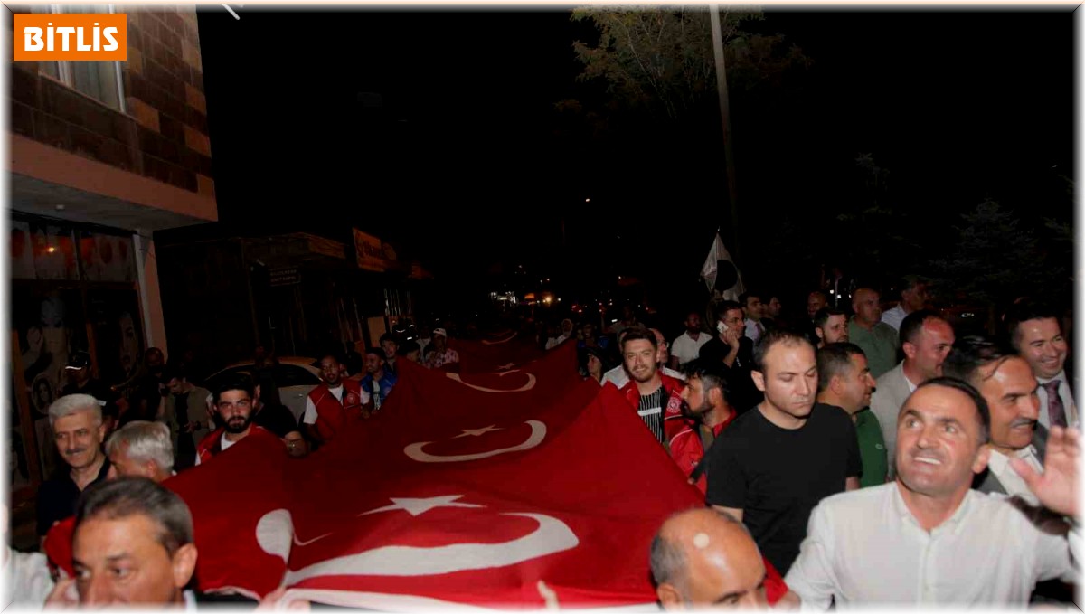 Ahlat'ta 200 metre bayrakla 'Fener Alayı' yürüyüşü