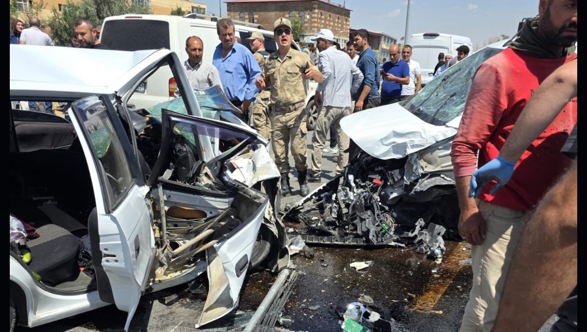 Ahlat'ta 3 aracın karıştığı kazada 8 kişi yaralandı