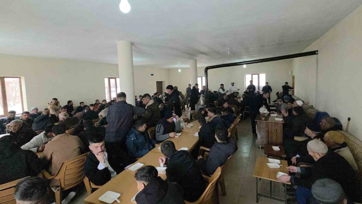 Ahlat'ta bayram geleneği yaşatılıyor: Halise yemeği aynı sofrada buluşturuyor