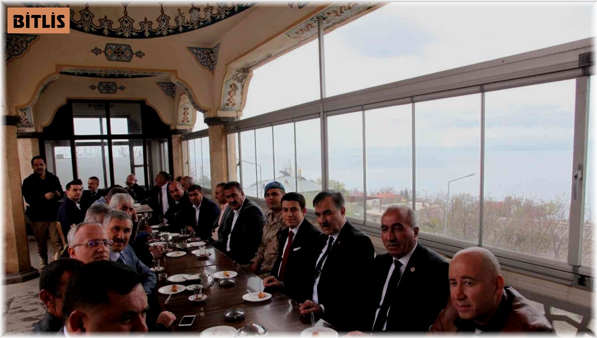 Ahlat'ta bayramlaşma töreni